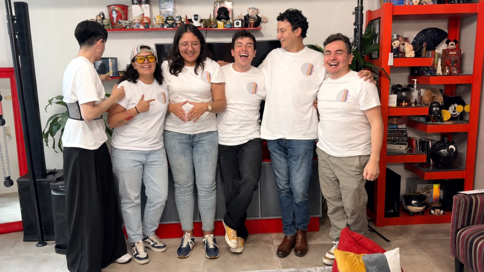 Integrantes del equipo de Orgullo y Futuro comparten un momento de convivencia y risas.